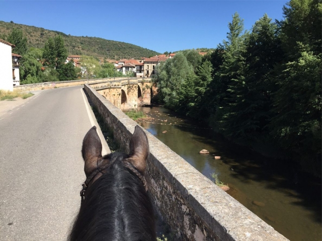 Sobre el puente de Covarrubias a caballo